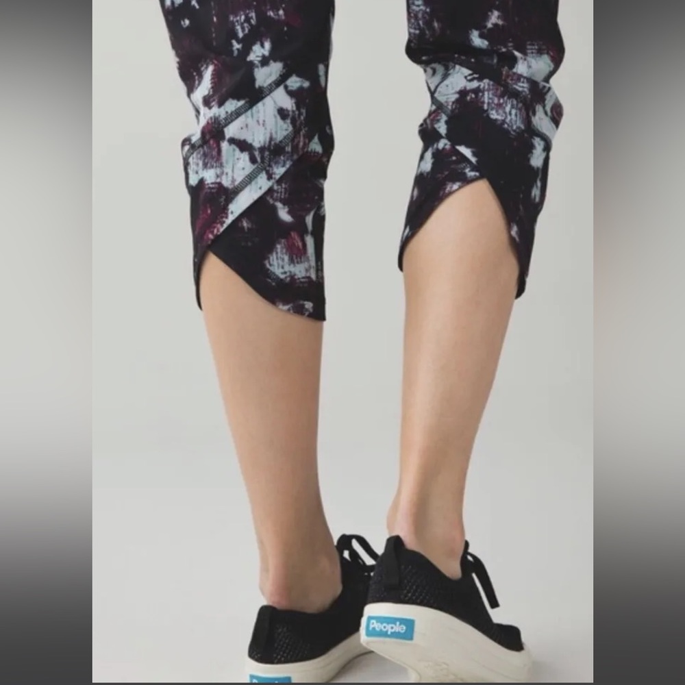 BNWT’S. Lululemon Tranquil Crop - Picture 3 of 13